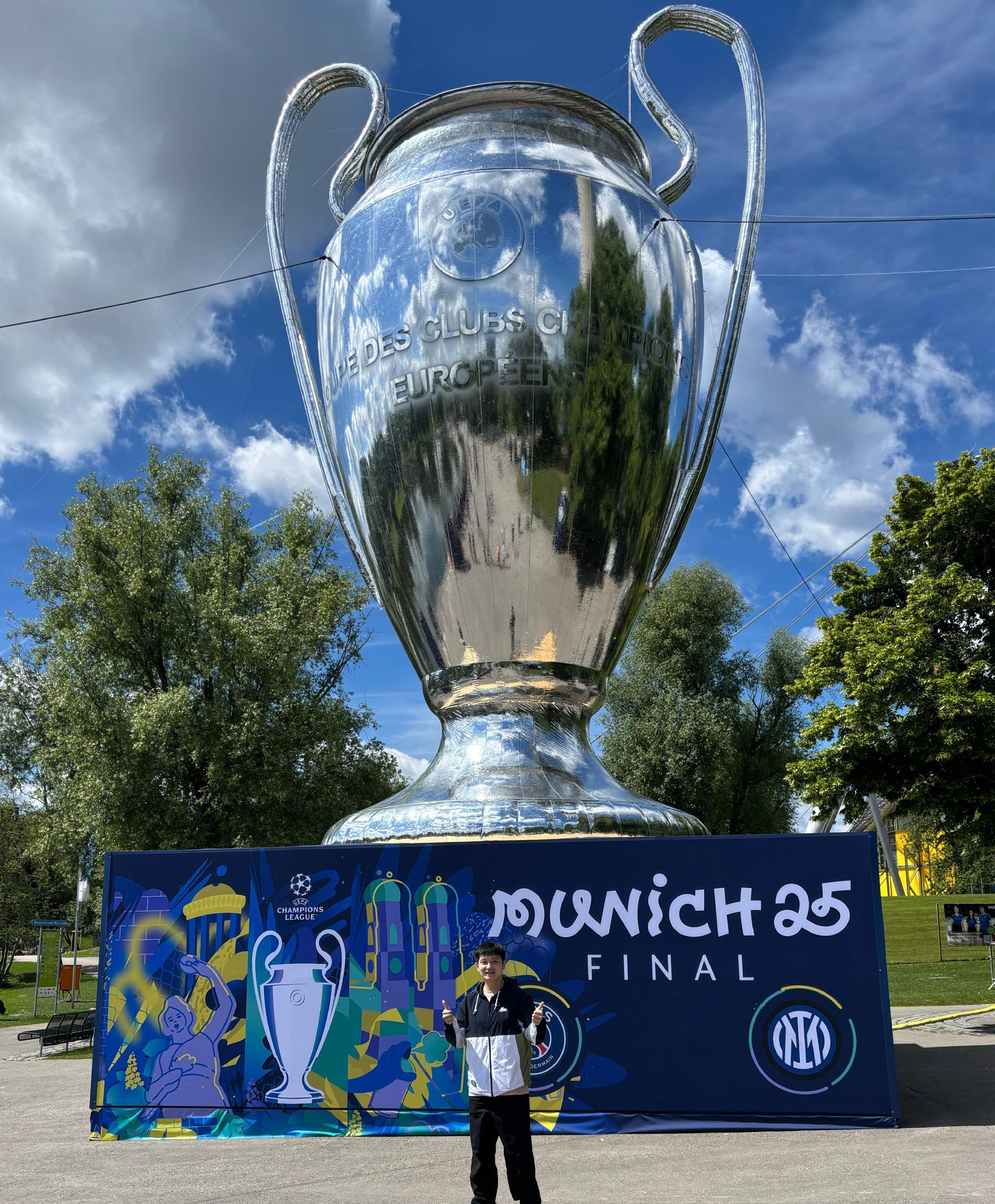 葡萄架高又高上面挂着紫葡萄 葡萄架高又高上面挂着紫葡萄