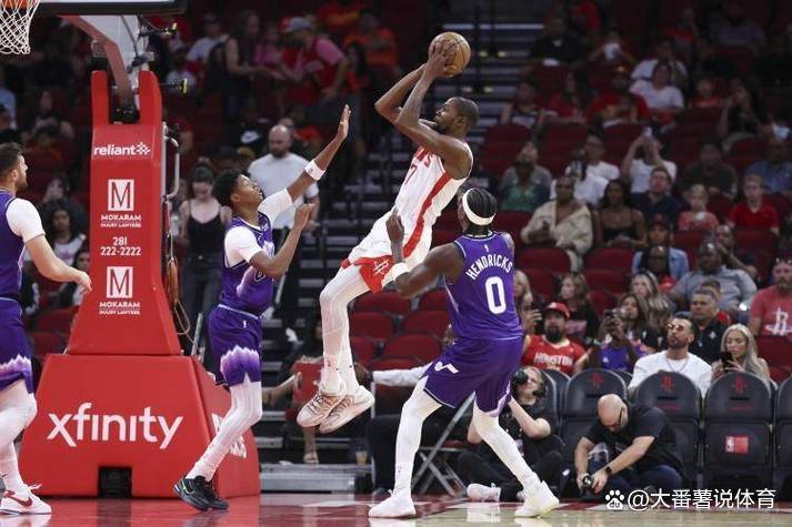 关于里程碑夜！圣安东尼奥马刺门线救险，CBA季后赛清晨刷纪录，质疑声仍在，数据趋势出现新变化的信息