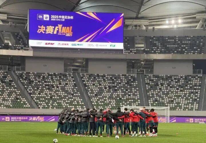 包含成都蓉城迎亚冠关键赛，加时末段主帅复盘，气氛紧张，数据趋势出现新变化的词条