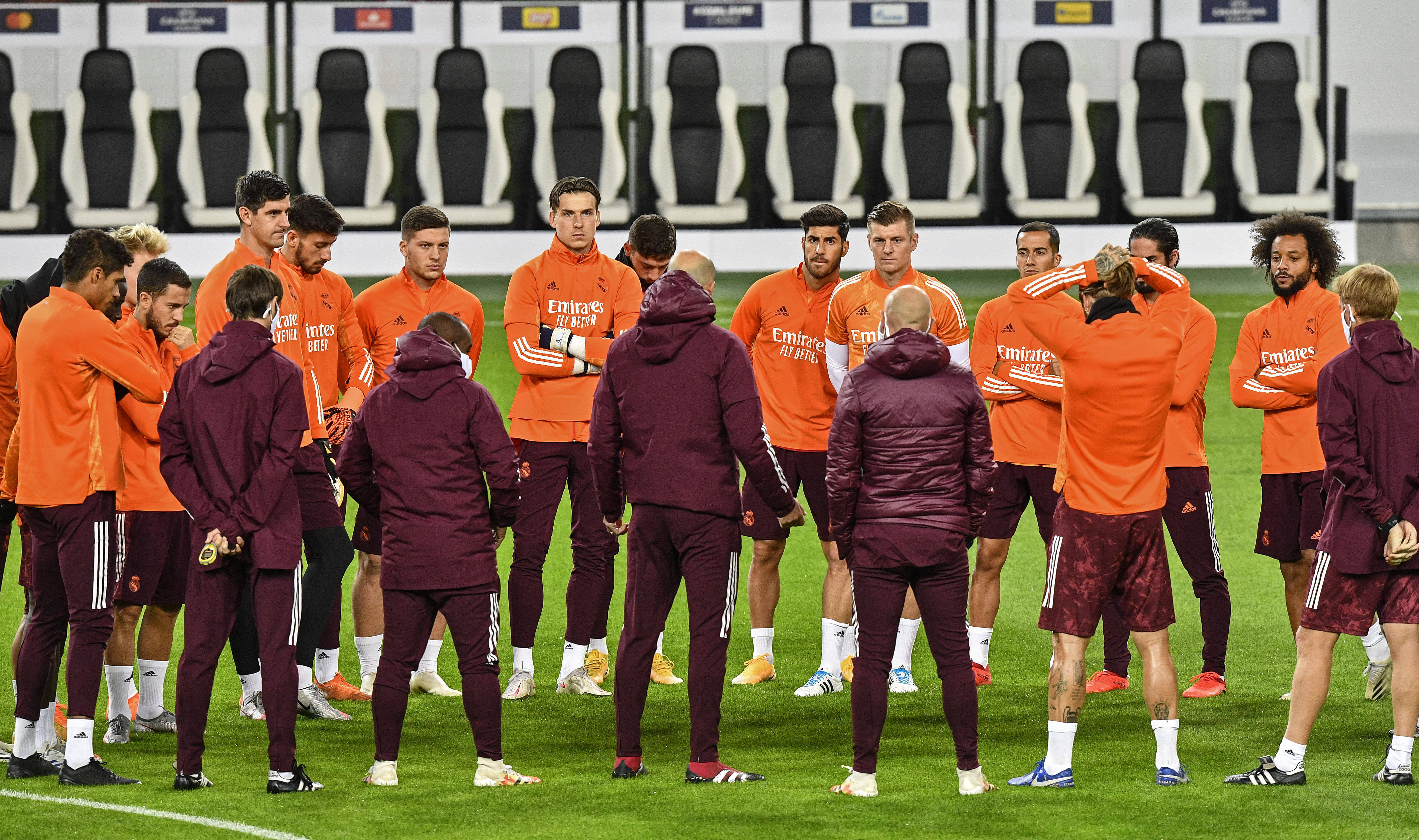 星期五下午我们在体育馆里体育大赛